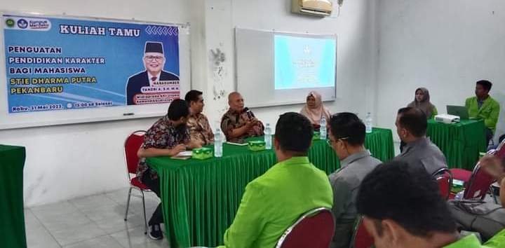 Kegiatan perkuliahan di STIE Dharmaputra